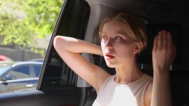 Müde Hübsche Dame Sitzt Auf Dem Rücksitz Des Autos Während — Stockvideo