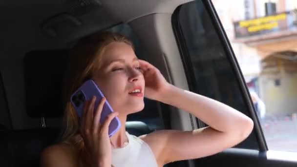 Genç Güzel Bir Bayan Arabanın Arka Koltuğunda Otururken Akıllı Telefondan — Stok video