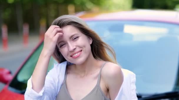 Sorrindo Bonita Fêmea Roupas Casuais Rua Enquanto Inclina Seu Carro — Vídeo de Stock