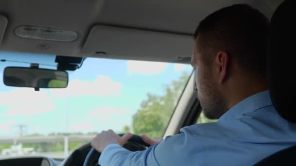 Mãos Jovem Volante Carro Homem Caucasiano Dirigindo Veículo Carro Condução — Vídeo de Stock
