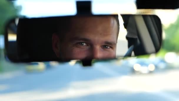 Bonito Jovem Empresário Olhando Para Espelho Retrovisor Enquanto Dirige Carro — Vídeo de Stock