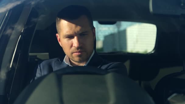 Молодой Человек Готов Ехать Машине Пристегнутый Ремнем Безопасности Правый Руль — стоковое видео
