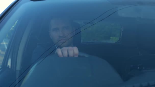 Positivo Uomo Caucasico Alla Guida Auto Veloce Guardando Strada Città — Video Stock