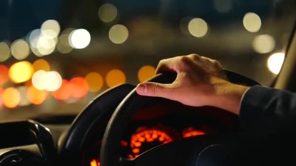 Akşam Araba Sürerken Radyoda Müzik Dinleyen Bir Adam Gösterge Paneli — Stok video