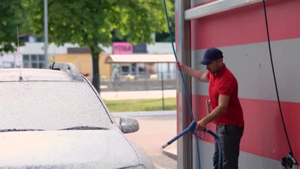 Muž Čepici Myje Auto Rukama Samoobslužné Myčce Aut Auto Čistící — Stock video