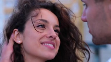 Randevu sırasında dışarıda duran genç adam kadın saçlarına dokunuyor. Çatıda romantik bir randevu. Romantik bir kavram. Birbirine aşık bir çift. Gerçek zamanlı.