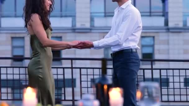 站在户外时 笑着和男朋友拥抱的漂亮女士 浪漫的约会在屋顶上 浪漫的概念 恋爱中的情侣实时 — 图库视频影像