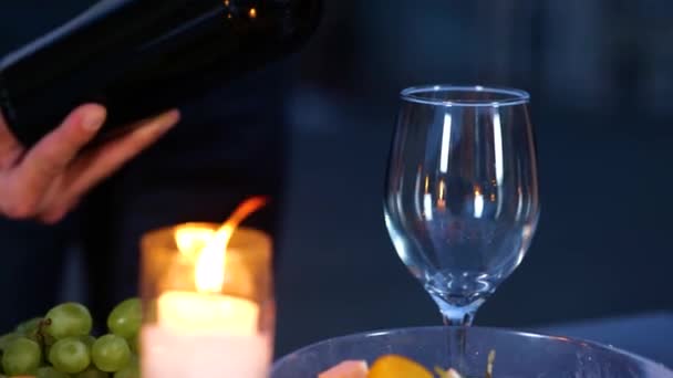 Mannelijke Hand Die Fles Vasthoudt Wijn Schenkt Tijdens Een Romantisch — Stockvideo