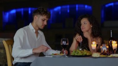 Kız arkadaşını besleyen mutlu genç bir adam akşam vakti dışarıda buluşuyor. Çatıda romantik bir randevu. Romantik bir kavram. Birbirine aşık bir çift. Gerçek zamanlı.