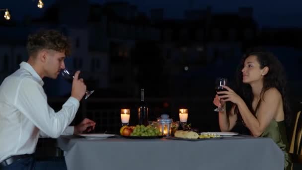 Mulher Bonita Feliz Conversando Com Seu Namorado Enquanto Bebe Vinho — Vídeo de Stock