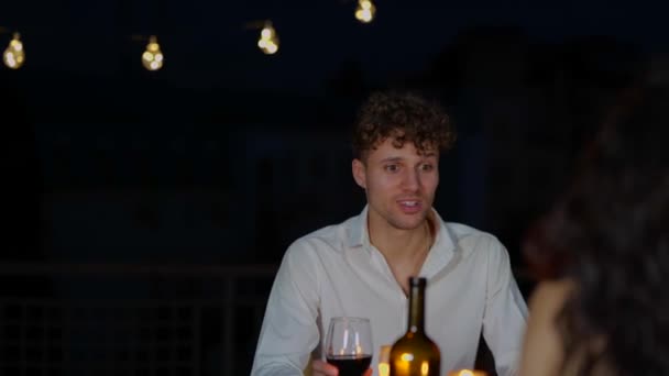 Szczęśliwy Człowiek Winogrona Pije Wino Rozmawia Dziewczyną Podczas Wieczornej Randki — Wideo stockowe