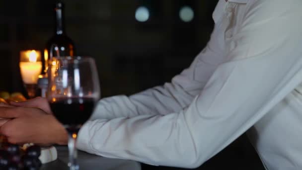 Guy Berührt Weibliche Hände Beim Date Auf Der Terrasse Abend — Stockvideo