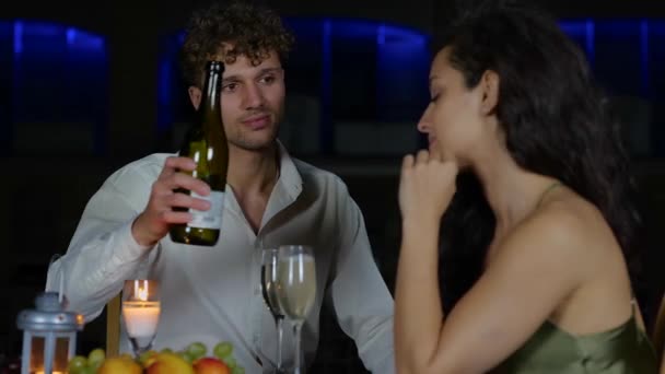 Gülümseyen Adam Kız Arkadaşıyla Çıkarken Elinde Nişan Yüzüğü Tutarken Şampanya — Stok video