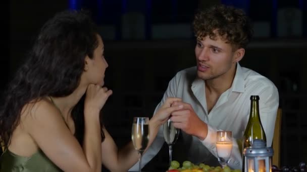 年轻男女在晚上外出约会时 一边聊天 一边用香槟碰杯 浪漫的约会在屋顶上 浪漫的概念 恋爱中的情侣实时 — 图库视频影像