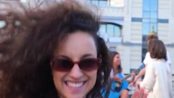 Szczęśliwi Młodzi Ludzie Tańczą Podczas Imprezy Dachu Młoda Kobieta Grająca — Wideo stockowe