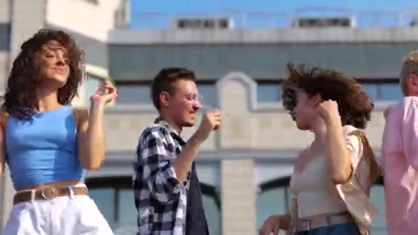 Szczęśliwi Młodzi Mężczyźni Kobiety Dobrze Się Bawią Podczas Tańca Otwartym — Wideo stockowe