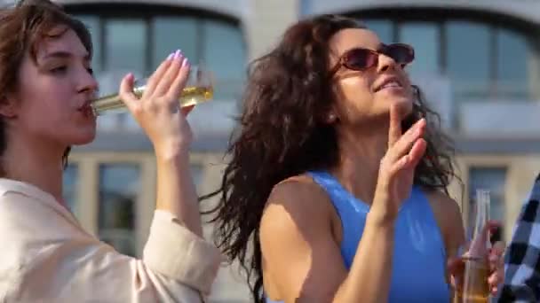 快乐的朋友们一边喝啤酒一边跳舞 享受着在屋顶平台上共度的时光 生活方式 开放的聚会理念 — 图库视频影像
