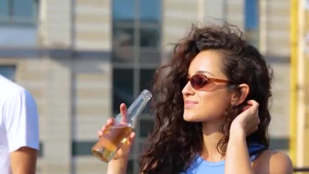 Fröhliche Junge Frau Mit Sonnenbrille Tanzt Auf Der Dachparty Und — Stockvideo