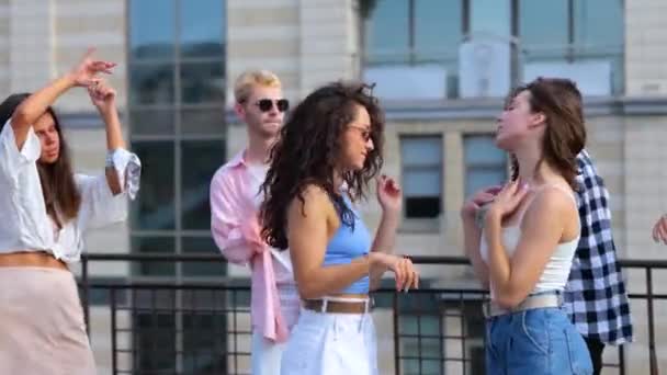 Lächelnde Hübsche Frauen Tanzen Zusammen Während Sie Mit Freunden Auf — Stockvideo
