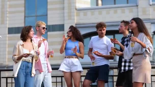 Les Jeunes Profitent Fête Sur Toit Extérieur Bouteilles Bière Pizzas — Video