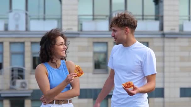 Sorrindo Dois Amigos Curtindo Festa Livre Telhado Comendo Pizza Conversando — Vídeo de Stock