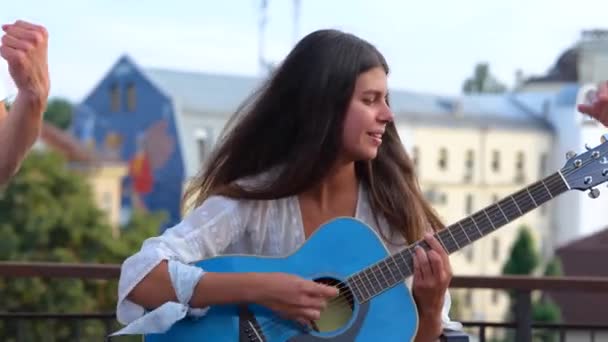 Junge Leute Genießen Die Gitarrenmusik Während Sie Auf Dem Dach — Stockvideo