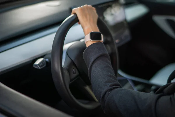 Mão Feminina Volante Carro Moderno Smartwatch Mão Mulher Negócios Fecha — Fotografia de Stock