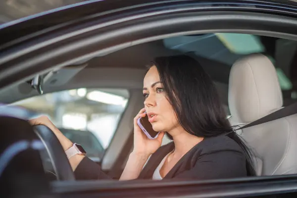 Junge Geschäftsfrau Mit Sicherheitsgurt Und Auto Während Sie Telefoniert Und — Stockfoto