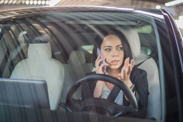Konzentrierte Geschäftsfrau Die Auto Arbeitet Und Mit Dem Smartphone Spricht — Stockfoto