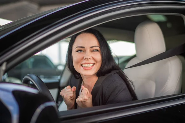 Glückliche Junge Frau Die Allein Auf Dem Fahrersitz Sitzt Mit — Stockfoto