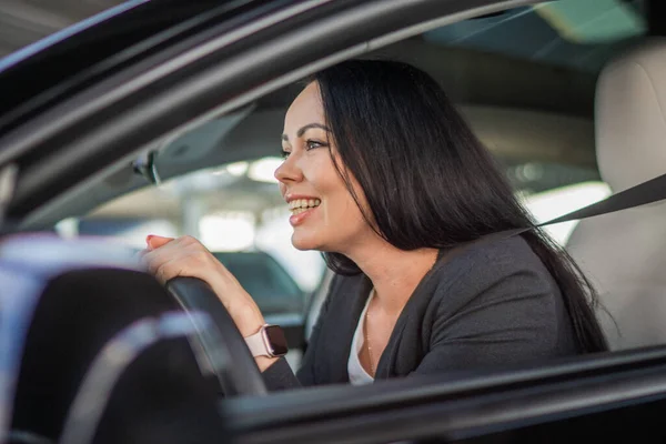 Erfolgreiche Geschäftsfrau Mit Anschnallgurt Beim Autofahren Genießt Die Fahrt Lifestyle — Stockfoto