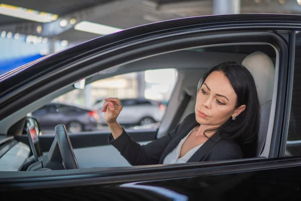 Jovem Senhora Olhando Espelho Lateral Carro Enquanto Estaciona Cidade Estilo — Fotografia de Stock