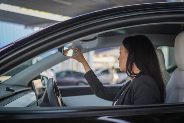 Fiatal Üzletasszony Készül Egy Utazásra Miközben Kocsija Visszapillantó Tükrébe Néz — Stock Fotó