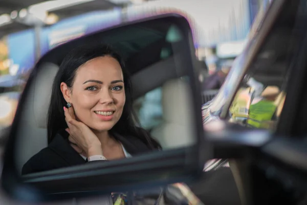 Motorista Sorridente Feminino Olhando Espelho Visão Lateral Carro Enquanto Dirige — Fotografia de Stock