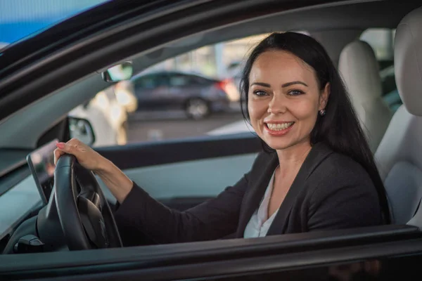 Mosolygó Csinos Hölgy Autóban Fogja Kezét Kormányon Miközben Élvezi Vezetést — Stock Fotó