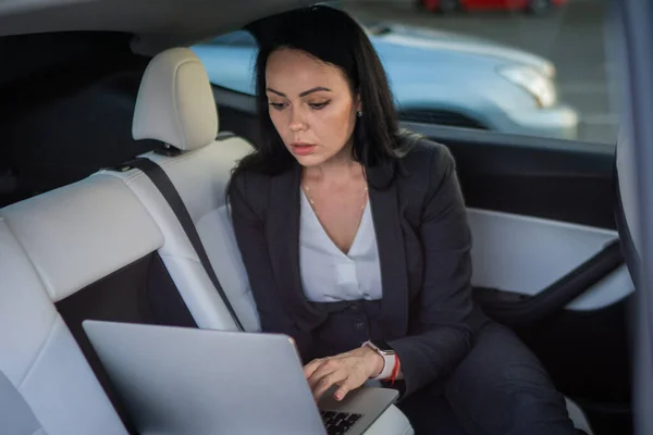 Jovem Mulher Digitando Laptop Enquanto Senta Banco Trás Carro Trabalhando — Fotografia de Stock