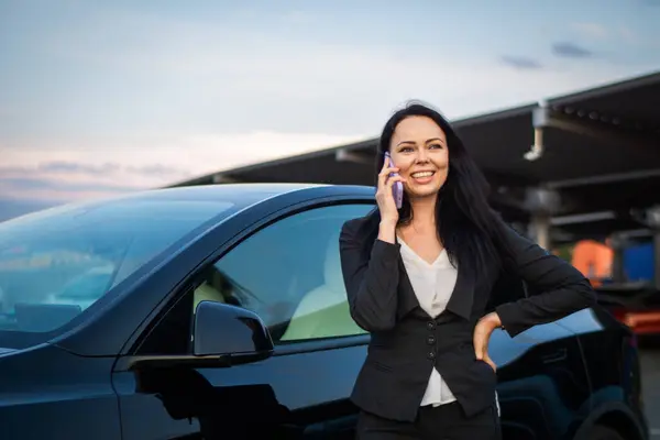 Senhora Alegre Feliz Falando Telefone Celular Com Carro Preto Moderno — Fotografia de Stock
