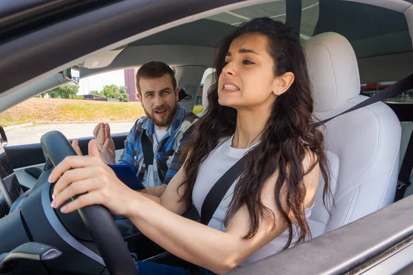Junge Frau Steuer Eines Autos Und Nervös Während Einer Fahrprüfung — Stockfoto