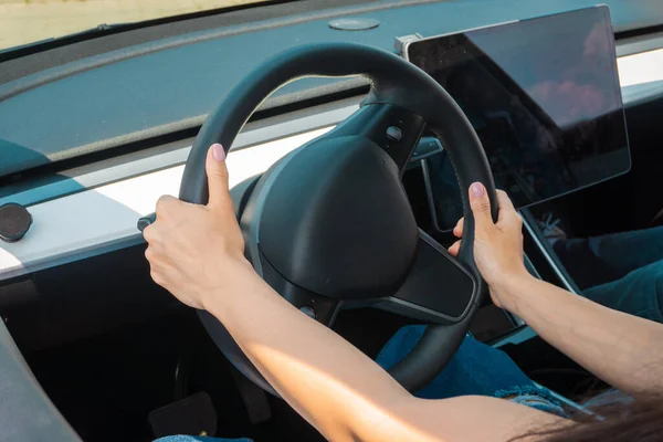 Junge Frau Mit Lenkrad Und Auto Während Ihres Fahrschulstudiums Führerscheinprüfung — Stockfoto