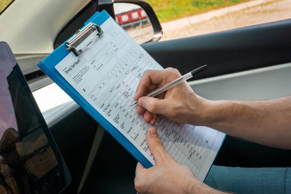 Der Männliche Instruktor Schreibt Während Der Fahrstunde Auto Notizen Der — Stockfoto