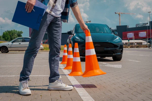 Männlicher Fahrlehrer Steht Mit Orangefarbenen Verkehrskegeln Und Klemmbrett Der Hand — Stockfoto