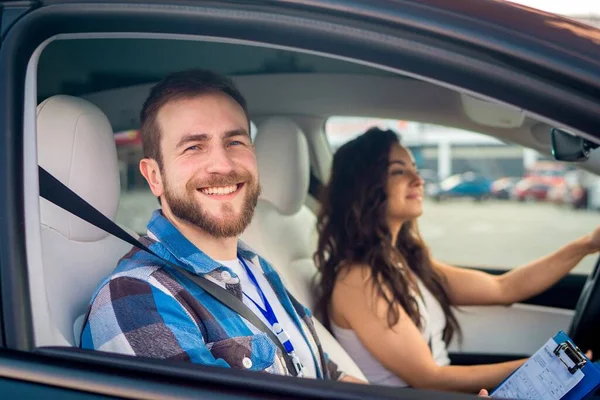 Lächelnder Männlicher Instruktor Mit Prüfbericht Sitzt Auf Dem Beifahrersitz Während — Stockfoto