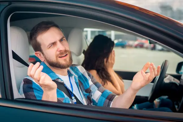 妇女用手捂住脸 在驾驶课上哭泣 男教师坐在乘客座位上 驾驶考试 驾驶课程 考试概念 — 图库照片