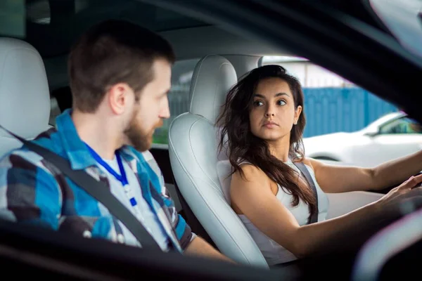 男教师和年轻女士坐在车里 在驾驶课上戴着安全带 驾驶考试 驾驶课程 考试概念 — 图库照片