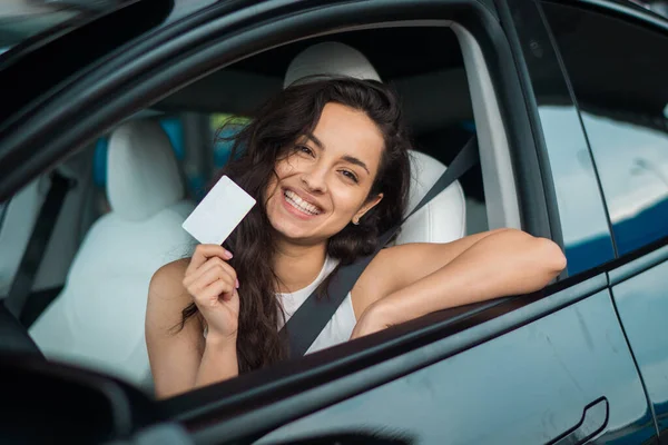 Fröhliche Junge Frau Sitzt Ihrem Auto Und Zeigt Ihren Neuen — Stockfoto