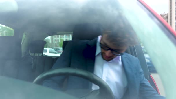 Jovem Elegante Usando Óculos Abrindo Porta Entrando Carro Usando Cinto — Vídeo de Stock