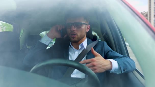 Empresário Ocupado Sentado Assento Motorista Carro Enquanto Fala Smartphone Transporte — Vídeo de Stock