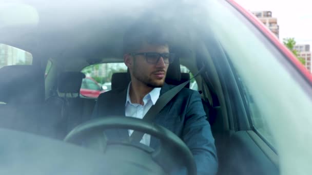 Młody Biznesmen Garniturze Jeżdżący Samochodem Patrzący Lusterka Boczne Koncepcja Transportu — Wideo stockowe