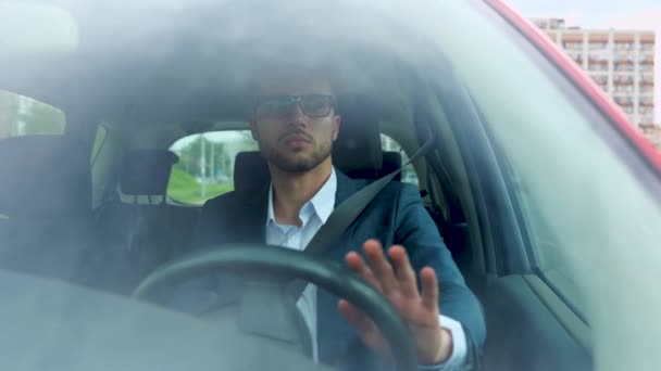 Jovem Empresário Usando Óculos Sentado Volante Seu Carro Enquanto Dirige — Vídeo de Stock