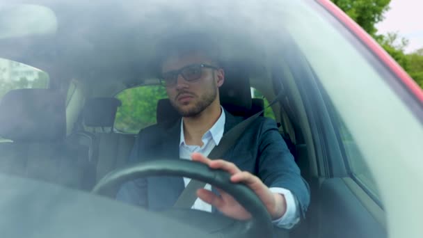 Homem Elegante Confiante Terno Negócios Dirigindo Seu Carro Cidade Transporte — Vídeo de Stock